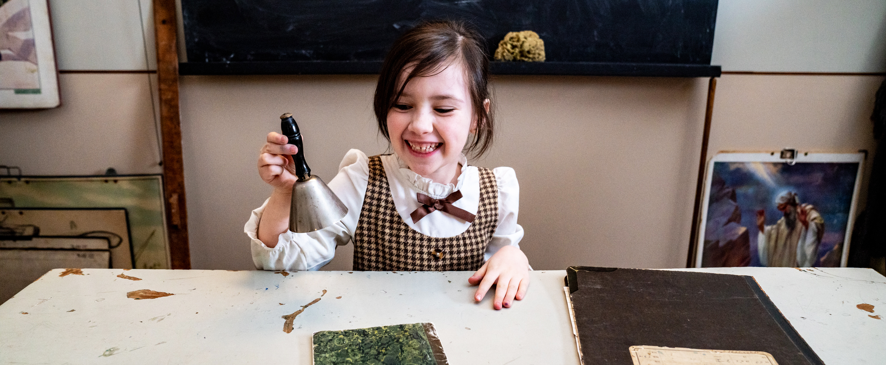 et barn som holder en pistol