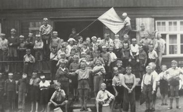 en gruppe mennesker som poserer for et bilde