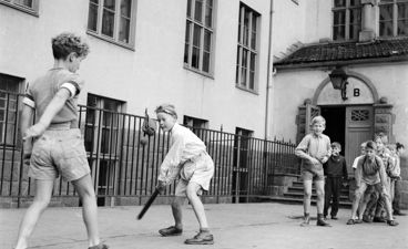 En gruppe mennesker som spiller baseball