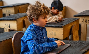 Noen barn som spiller piano Noen barn som spiller piano