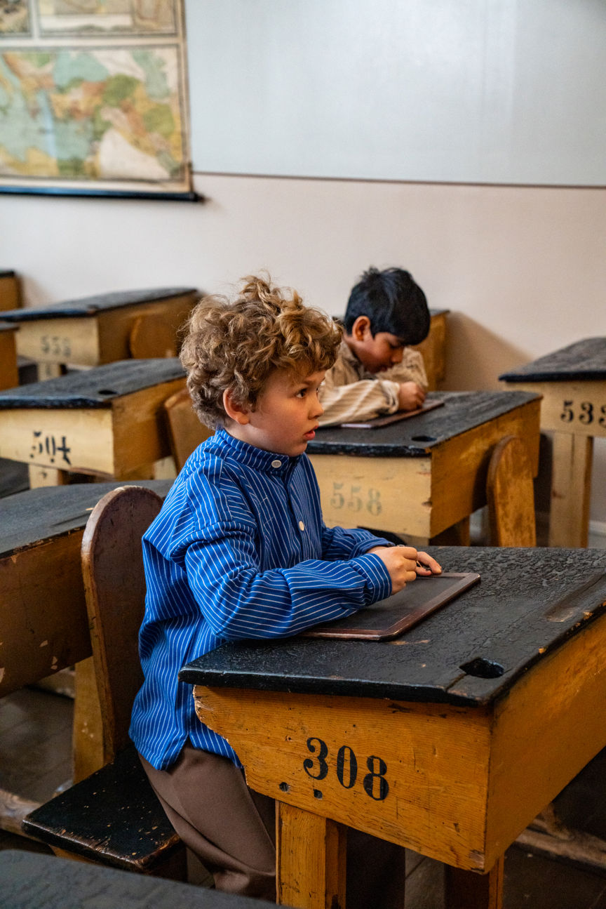 Noen barn som spiller piano Noen barn som spiller piano