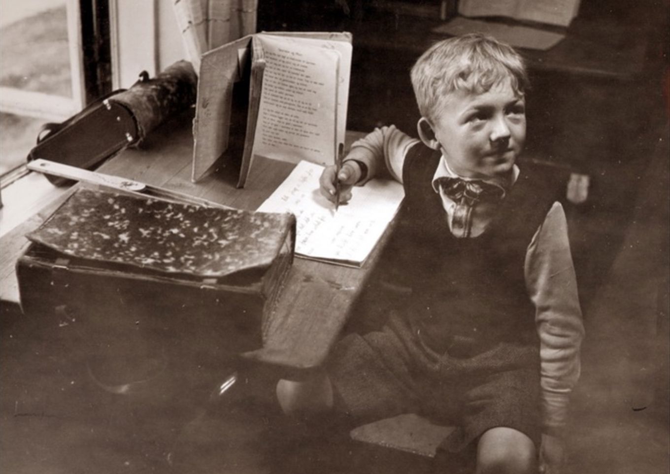 Foto: Elisabeth Meyer/Oslo byarkiv Gutt som skriver