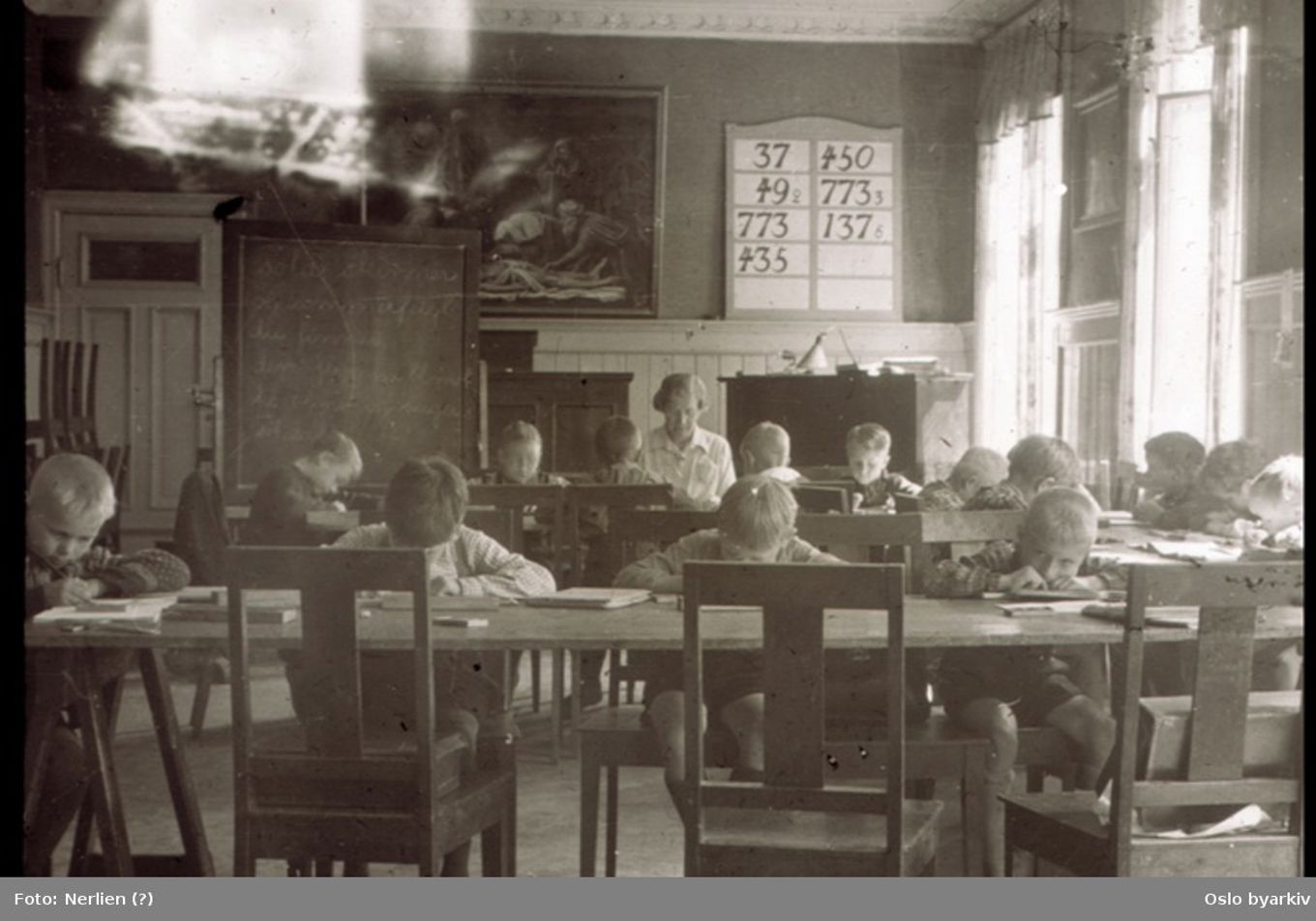 Foto: Nerlien(?)/Oslo byarkiv Undervisning i provisoriske lokaler