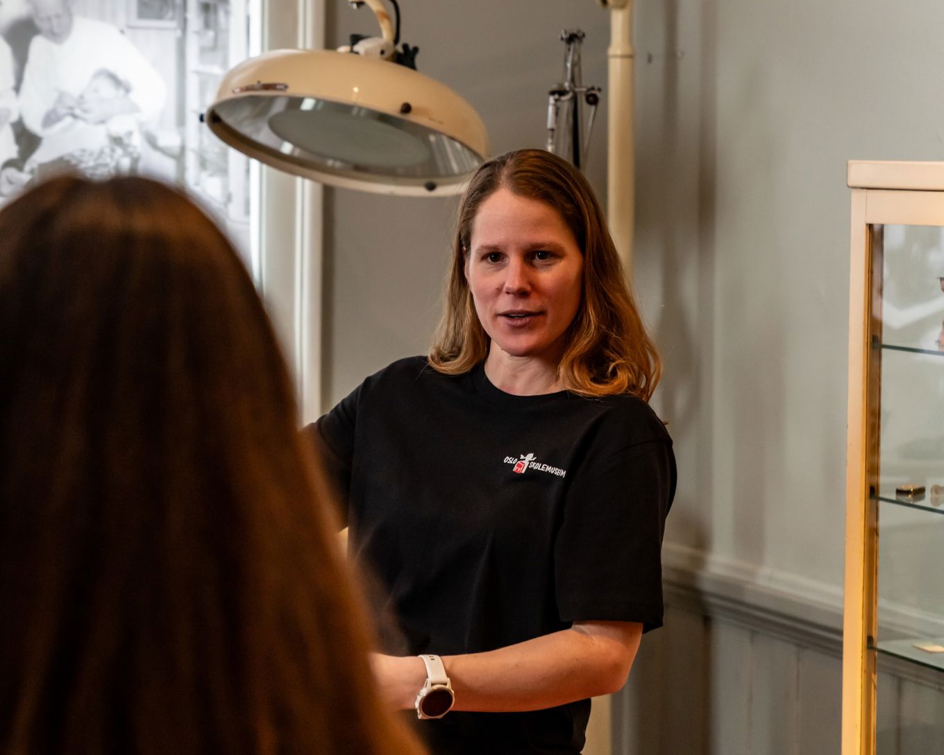 Foto: Magnus Wolff en person som står foran et speil