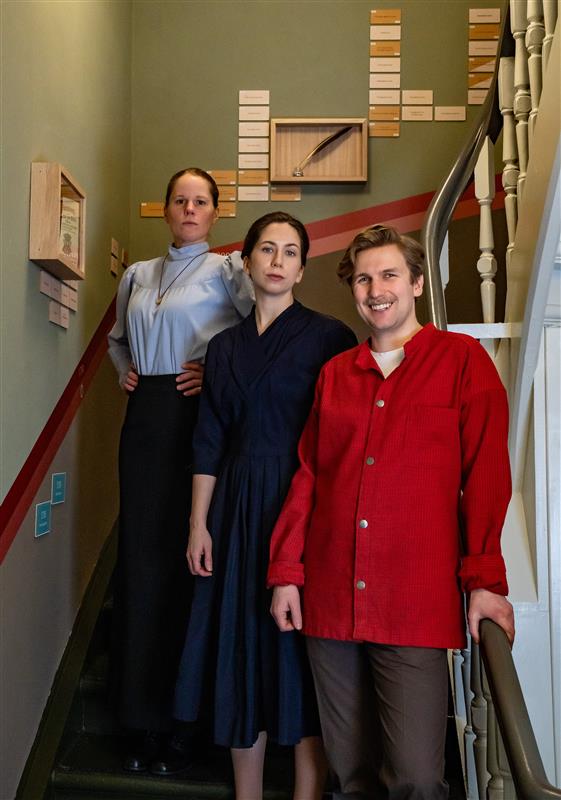 en gruppe mennesker som poserer for kameraet